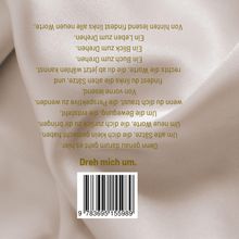"Dreh mich um." Ein Barcode. Beigefarbener Stoff mit Falten. Goldener Text steht auf dem Kopf.