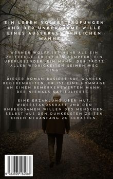 Der Text beschreibt den unbeugsamen Willen eines außergewöhnlichen Mannes namens Werner Wolff und basiert auf wahren Begebenheiten. Eine Erzählung über Mut und Widerstandskraft. Im Hintergrund ein nebliger Wald mit einer Person, die auf einem Pfad davonläuft.