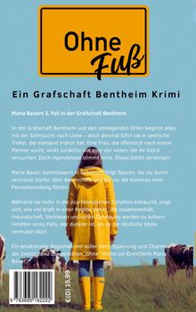 "Ohne Fuß" - Ein Grafschaft Bentheim Krimi von Maria Bauer. Frau im gelben Mantel, umgeben von Kühen auf einer Wiese.