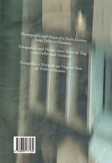 "Photographs and Notes of a Train Journey from Delhi to Varanasi" in drei Sprachen auf verschwommenem, abstraktem Hintergrund.