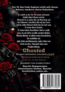 Ein Ritterhelm und rote Rosen, geheimnisvolle Atmosphäre mit einem Zitat über ein Buch und eine Prophezeiung.
