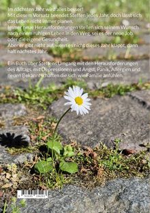 Text beschreibt Steffens Umgang mit Alltagsherausforderungen. Eine einzelne Gänseblümchenblume wächst zwischen Pflastersteinen.