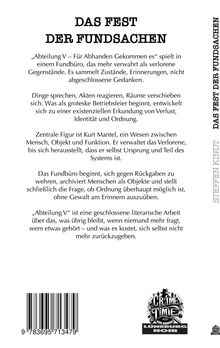 Titel: "DAS FEST DER FUNDSACHEN". Beschreibung eines fiktiven Fundbüros, das Zustände und Erinnerungen verwahrt. Logo unten.