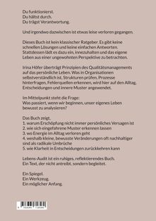 Ein Buchcover mit einem Text über Selbstreflexion, Veränderungen, Energieverlust im Alltag und das Analysieren des Lebens.