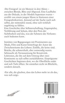 Text beschreibt ein Memoir über Fotografie, Suche nach Identität und Lebenslektionen. Illustriertes Flugzeug rechts unten.