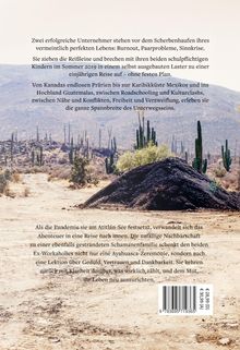Zwei Unternehmer brechen mit ihren Kindern zu einer unbestimmten Reise auf, erleben Kultur und innere Wandlung. Wüstenlandschaft mit Kakteen im Hintergrund.