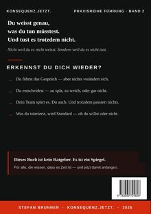 Text oben: "Konsequenz.Jetzt. Praxisreihe Führung - Band 2." Haupttext: "Du weisst genau, was du tun müsstest. Und tust es trotzdem nicht." Unten rot: "Dieses Buch ist kein Ratgeber. Es ist ein Spiegel." Dreieckspfeile mit Sätzen. Unten roter Balken mit Text.