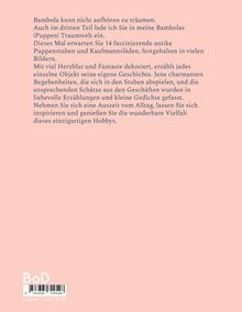 Ein rosa Hintergrund mit Text über eine Puppen-Traumwelt, voller antiker Puppenstuben und Kaufmannsläden, dekoriert mit Fantasie.