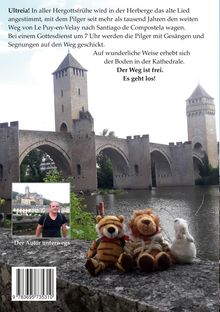 "Ultreia! In aller Hergottsfrühe wird in der Herberge das alte Lied angestimmt... Der Weg ist frei. Es geht los!" Eine steinerne Brücke spannt sich über einen Fluss, davor drei Plüschtiere und ein Foto eines Mannes vor einer Burg.