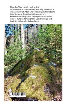 Ein Text über Achtsamkeit, inneren Frieden und Selbstfürsorge. Darunter ein Wald mit moosbewachsenem Felsen und Bäumen.
