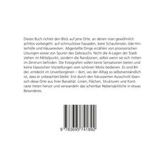 Ein Text beschreibt, wie unscheinbare Orte und alltägliche Details durch Fotografie besondere Aufmerksamkeit erhalten. Darunter ist ein Barcode.
