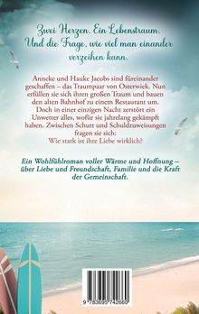Ein Wohlfühlroman über Liebe und Freundschaft. Zwei Surfbretter stehen am Strand vor blauem Himmel und Meer.