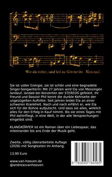 Musiknoten mit Text: "Wie du siehst, sind kei-ne Göt-ter im Him-mel." Text beschreibt eine Sängerin namens Ela und Roman "KLANGKÖRPER".