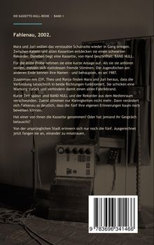 „Die Kassette-Null-Reihe · Band 1. Fahlenau, 2002.“ Text beschreibt Jugendliche, die ein Schulradio reparieren. Vintage-Geräte im Hintergrund.