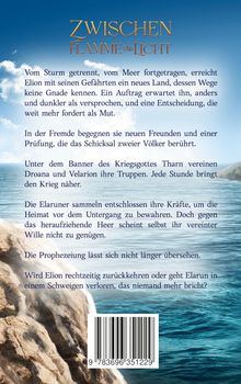 "ZWISCHEN FLAMME UND LICHT" steht oben. Dahinter ein Himmel mit Wolken und darunter eine Meeresküste.
