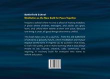 Text über "Battlefield School" und Meditation als Weg zu Frieden. Inspirierende Reise zu kreativem Lernen. Hintergrund dunkelblau.