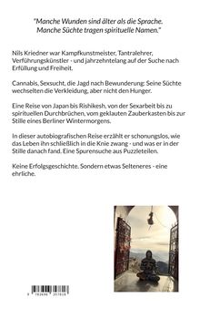 Eine autobiografische Reise über Sucht und Spiritualität. Bild zeigt Person im Schneidersitz vor Bergkulisse.