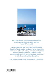 Am Rande Irlands, Klippen, Atlantik, Wind, Salz, Ferne, Wild Atlantic Way, Europa, Roadtrip, irische Westküste, Landschaft. Im Hintergrund: Meer und Himmel, mit verschneitem Straßenschild im Vordergrund.