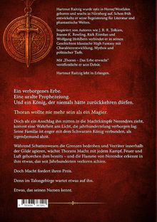 Ein roter Hintergrund mit einem dekorativen Schwert-Emblem. Text beschreibt eine epische Fantasy-Geschichte.