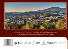 Text: "Es handelt sich bei dieser Publikation um den Begleitband der Internationalen Glaskunstausstellung 2024 in Zwiesel."  
Foto: eine Stadtlandschaft mit Wald und Bergen im Hintergrund.
