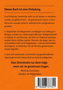 Text über Demokratie als gelebte Praxis. Einladung zum gemeinsamen Gestalten. Fortschritt durch Mitgestaltung. Orange Hintergrund.