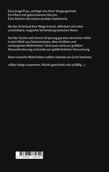Text: Eine junge Frau, verfolgt von ihrer Vergangenheit. Ein Mann mit gebrochenem Herzen. Eine Seherin mit einem dunklen Geheimnis. Als das Schicksal ihre Wege kreuzt, offenbart sich eine unsichtbare, magische Verbindung zwischen ihnen. Auf der Suche nach ihrem Ursprung geraten sie immer tiefer in eine Welt aus Geheimnissen, alten Kräften und verborgenen Wahrheiten. Vertrauen wird zur größten Herausforderung und Liebe zur gefährlichsten Versuchung. Denn manche Wahrheiten sollten niemals ans Licht kommen. »Alles hängt zusammen. Nichts geschieht rein zufällig ...«

Ein schwarzer Hintergrund mit weißem Text und einem Barcode unten.