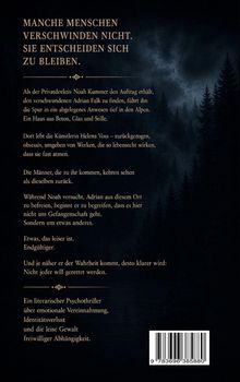 Manche Menschen verschwinden nicht. Sie entscheiden sich zu bleiben. Waldsilhouette vor dunkelblauem Himmel.