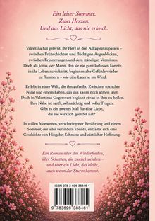 Ein leiser Sommer. Zwei Herzen. Und das Licht, das nie erlosch. Rosafarbener Hintergrund mit floraler Verzierung links.