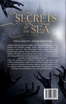 "SECRETS OF THE SEA" in goldener Schrift. Darunter dunkle, klauenartige Hände vor einem nebligen Turmhintergrund.