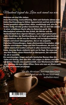 Manchmal beginnt das Leben noch einmal von vorn. Meistens um drei Uhr sieben. Anna Rosenberg, zweiundfünfzig, führt seit fünfzehn Jahren eine kleine Buchhandlung im Kölner Agnesviertel. Ein warmherziger Roman über die Liebe mit fünfzig, über den Mut, sich zeigen zu dürfen, und über ein Kölner Veedel. Text auf einem ansprechenden Hintergrund mit roten Blumen und einer Tasse.