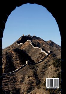 Strichcode mit Nummer 9783696391584. Blick durch einen Torbogen auf Teile der Großen Mauer in hügeliger Landschaft.