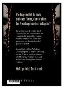 Text: Einladung, Erwartungen loszulassen und echt zu leben. Hintergrund dunkel, gesichtshalbierte Maske links und rechts.