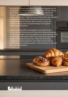Text in Deutsch und Englisch über Backkunst, mit Croissants auf einem Holzbrett in einer modernen Küche.