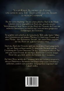 Text über eine Fantasy-Geschichte: Tim wird Champion im Reich der Elemente, kämpft mit Freunden gegen alte Feinde. Dunkler Hintergrund.