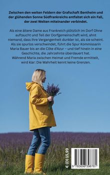 Ein Mädchen in gelbem Mantel und Stiefeln steht auf einem Lavendelfeld und hält Lavendel in der Hand.