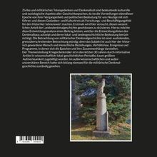 Ein längerer Text erklärt die Bedeutung des Totengedenkens und Denkmalkults. Unten rechts ein Foto einer Steinsäule mit Adler.