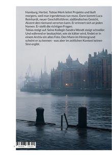 Text beschreibt eine Erzählung in Hamburg. Bild zeigt nebligen Hafen mit historischen Backsteinbauten und Wasser.