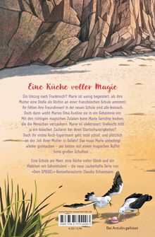 "Oma Aveline ein in ein Geheimnis ein: Mit den richtigen magischen Zutaten kann Marie Gerichte kochen."  
Zwei Möwen am Strand vor einem Felsen.