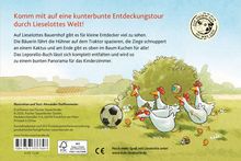 Einladung zu einer Entdeckungstour mit Lieselotte. Illustration: Hühner laufen neben einem Ball, grüne Wiese im Hintergrund.