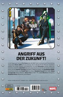 Texte: "ANGRIFF AUS DER ZUKUNFT! Dr. Doom...". Illustration: Vier Figuren mit modernem, stilvollem Look, städtische Umgebung.