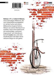 Text: Holmes trifft auf John H. Watson. Bild: Ein rotes Fahrrad lehnt an einer teils zerstörten Ziegelwand.