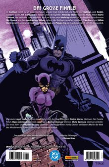 Ein dunkelblauer Batman steht in einer Stadtkulisse neben einer knienden Catwoman. Die Szene ist nachts, mit violettem Himmel.