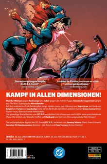 „Kampf in allen Dimensionen!“ Superman kämpft. DC-Logo unten. Helden in dynamischer Szene. Orange dominierend.