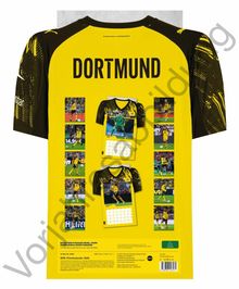 "DORTMUND" in großen schwarzen Buchstaben. Fußballtrikot, gelb mit schwarzen Ärmeln. Kalenderbilder von Spielern unten.