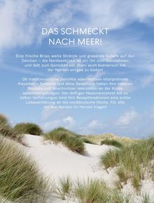 Text: "DAS SCHMECKT NACH MEER!" Beschreibung der Nordseeküste, ihrer Küche und Rezepten. Sanddünen mit Gras unter blauem Himmel.