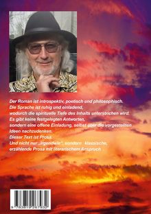 Ein Mann mit Hut lächelt; dahinter ein farbenfroher Sonnenuntergang. Text über introspektiven, poetischen Roman.