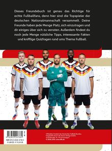 Text über ein Freundebuch für Fußballfans mit Tipps und Quizfragen. Darunter stehen fünf Männer in Fußballkleidung.