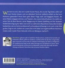 Texte auf blauem Hintergrund beschreiben Horst Evers' Gedanken über Pausen, Zeit und Nichtstun. Sein Werdegang wird erwähnt.