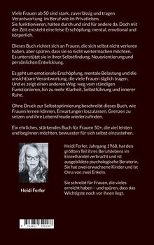 Texte beschreiben ein Buch für Frauen 50+ zur Selbstfindung. Foto einer Frau, Heidi Ferfer, mit Brille.