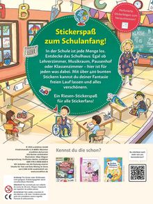 Text: Stickerspaß zum Schulanfang! Kennst du die schon? Schüler in einem Klassenzimmer, bunte Dekorationen, fröhliche Szene.